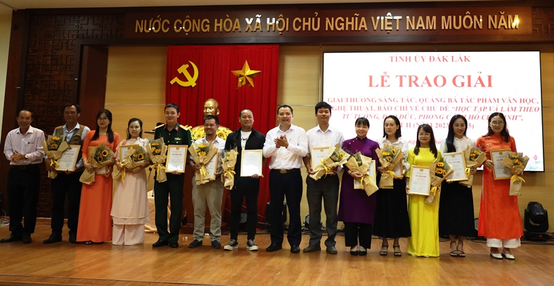 Đắk Lắk trao giải cho 32 tác phẩm viết về chủ đề học tập và làm theo lời Bác